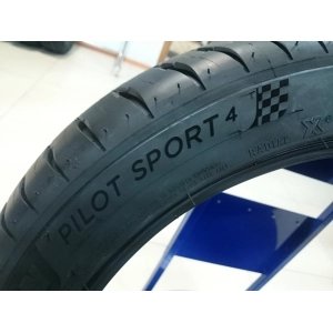 Michelin Pilot Sport 4 235/35 R19 91Y