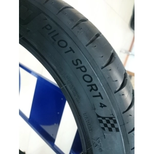 Michelin Pilot Sport 4 235/40 R19 96Y