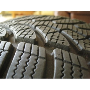 Bridgestone Blizzak LM-32 255/40 R18 99V Run Flat